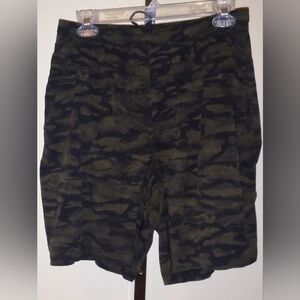 Lululemon Men's linerless shorts 9" Size Medium Camo Print